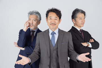 歓迎するハイクラスミドルエイジ男性ビジネスパーソン