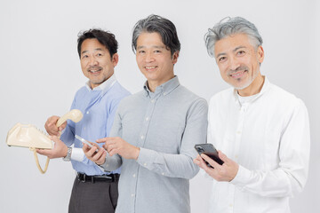 スマートフォン・固定電話で問い合わせをするミドルエイジ男性
