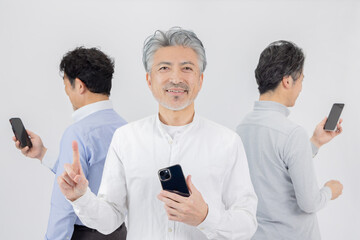 スマートフォンで検索するミドルエイジ男性