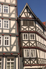 Obraz premium Blickfang am Fritzlarer Marktplatz; Schmales Fachwerkhaus am Markt