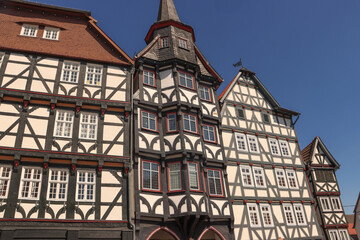 Fachwerkkleinod Fritzlar; Häuserzeile am Markt mit Gildehaus