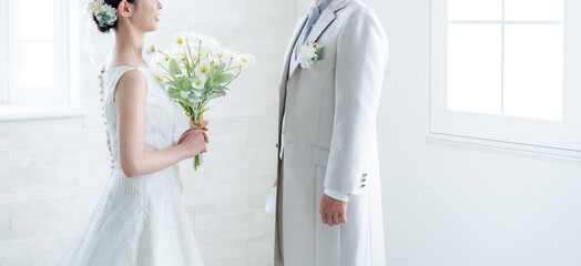 向き合う新郎新婦