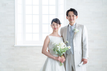 カメラ目線の新郎新婦
