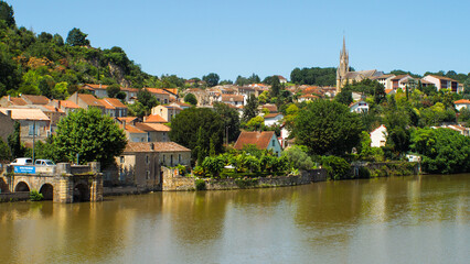 Ville de Fumel, dans le Lot-et-Garonne, avec une vue dégagée sur les plaines alentours