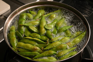 枝豆を茹でている様子