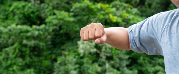 拳を握った男性の手	