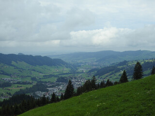 Naklejka premium Das Schweizer Dorf Escholzmatt im Entlebuch, Luzern unter Wolkendecke im Sommer