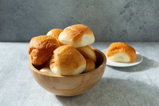 A view of a pile of pandesal in a bowl.