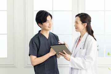 病院で打ち合わせをする医療従事者