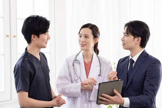 医薬情報担当者から新薬の説明を受ける医療従事者