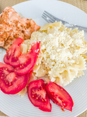 Delicious salmon with creamy pasta and fresh tomatoes