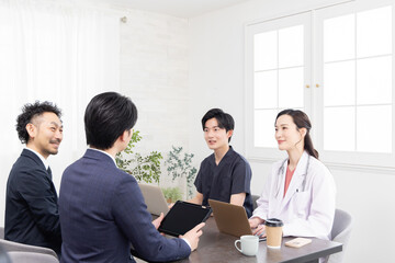 病院で打合せをする医療従事者