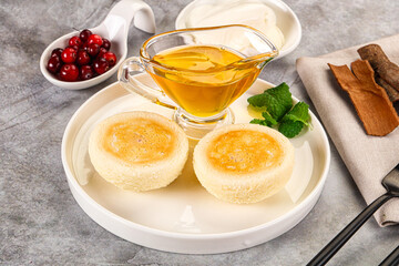 Roasted cheesecakes - Syrniki with honey