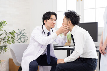 体調が悪くなり病院へ来た男性