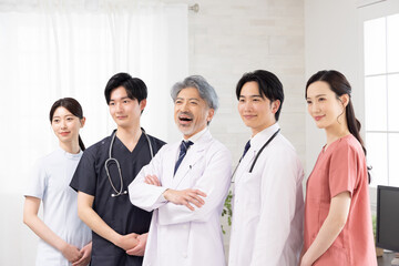 病院で働く医療従事者のチーム