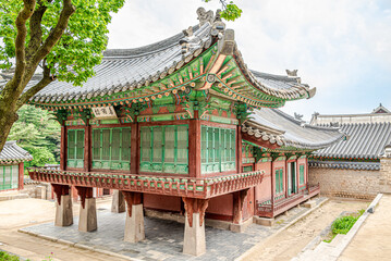 Fototapeta premium View at the Changdokkung Palace complex in the streets of Seoul City in South Korea
