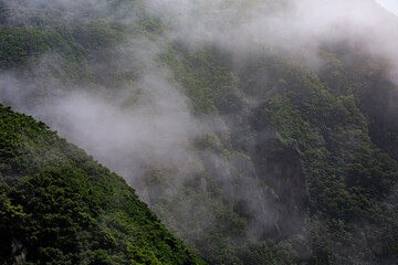 北海道室蘭市、海霧に包まれるマスイチ浜の断崖【6月】