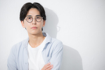 眼鏡をかけた爽やかな男性のクローズアップ　カメラ目線