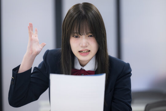 模試やテストの結果が悪くて頭を抱えて叫ぶ女子高生　わ～～ヤバイ困る～～～受験&hellip;