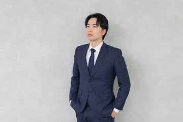 見上げる日本人男性ビジネスマン