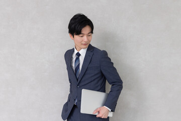 ノートパソコンを抱えるビジネスマン
