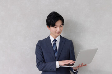 ノートパソコンで検索するビジネスマン