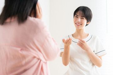 カウンセリングする若い女性カウンセラー