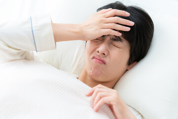 部屋で寝る若い女性