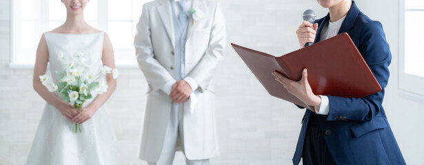 結婚式の女性司会者