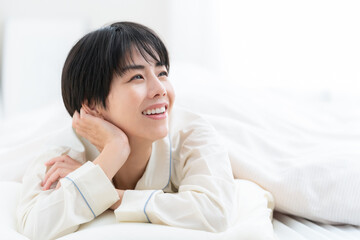 部屋で寝る若い女性