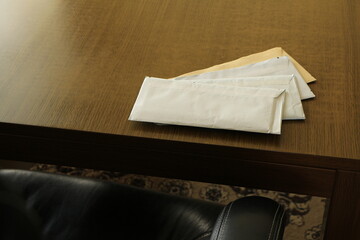机の上に置かれた書簡