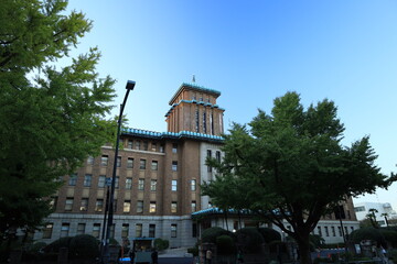 横浜　日本大通り付近のビルを見上げる　夕景