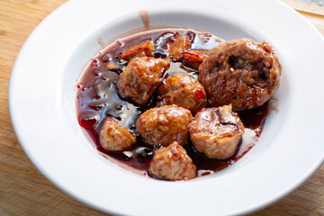 A view of a bowl of grape jelly meatballs.