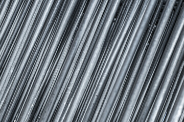 Obraz premium Close-up view of numerous vertically aligned, cylindrical metal pipes