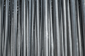 Obraz premium Close-up view of numerous vertically aligned, cylindrical metal pipes