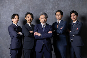 社長や経営者のカッコいいスーツ男性の正面