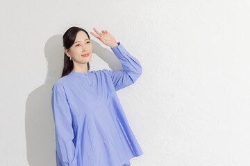 陽射しを遮る女性