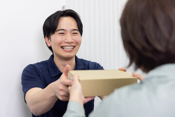 荷物を届ける宅急便の男性