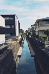密集した住宅街の間を流れる水路,