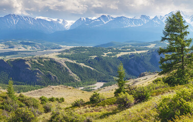 Mountain scenery, snow-capped mountain peaks, sunny day