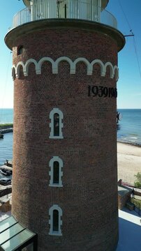 Kołobrzeg - Polska - latarnia morska, molo, plaża, port, nagrane dronem