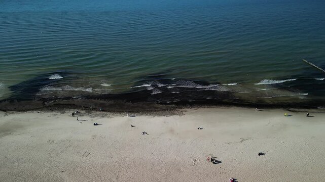 Kołobrzeg - Polska - latarnia morska, molo, plaża, port, nagrane dronem