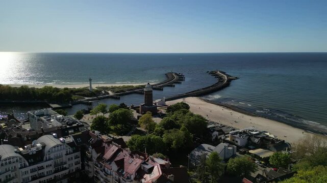 Kołobrzeg - Polska - latarnia morska, molo, plaża, port, nagrane dronem
