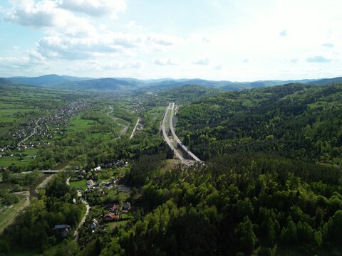 Budowa drogi ekspresowej S1 między Węgierską G&oacute;rką a Mil&oacute;wką widziana z drona w wiosenny dzień. Construction of the S1 expressway between Węgierska G&oacute;rka and Mil&oacute;wka captured by drone on a spring day 