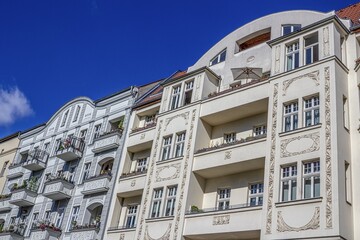 berlin, deutschland - sanierte häuser in prenzlauer berg