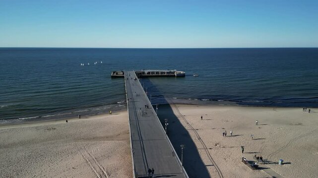 Kołobrzeg - Polska - latarnia morska, molo, plaża, port, nagrane dronem