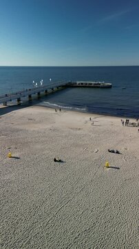 Kołobrzeg - Polska - latarnia morska, molo, plaża, port, nagrane dronem