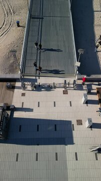 Kołobrzeg - Polska - latarnia morska, molo, plaża, port, nagrane dronem