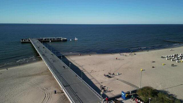 Kołobrzeg - Polska - latarnia morska, molo, plaża, port, nagrane dronem