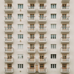 Fototapeta premium Symmetrical Apartment Facade with Repeating Balconies: Architecture and Design